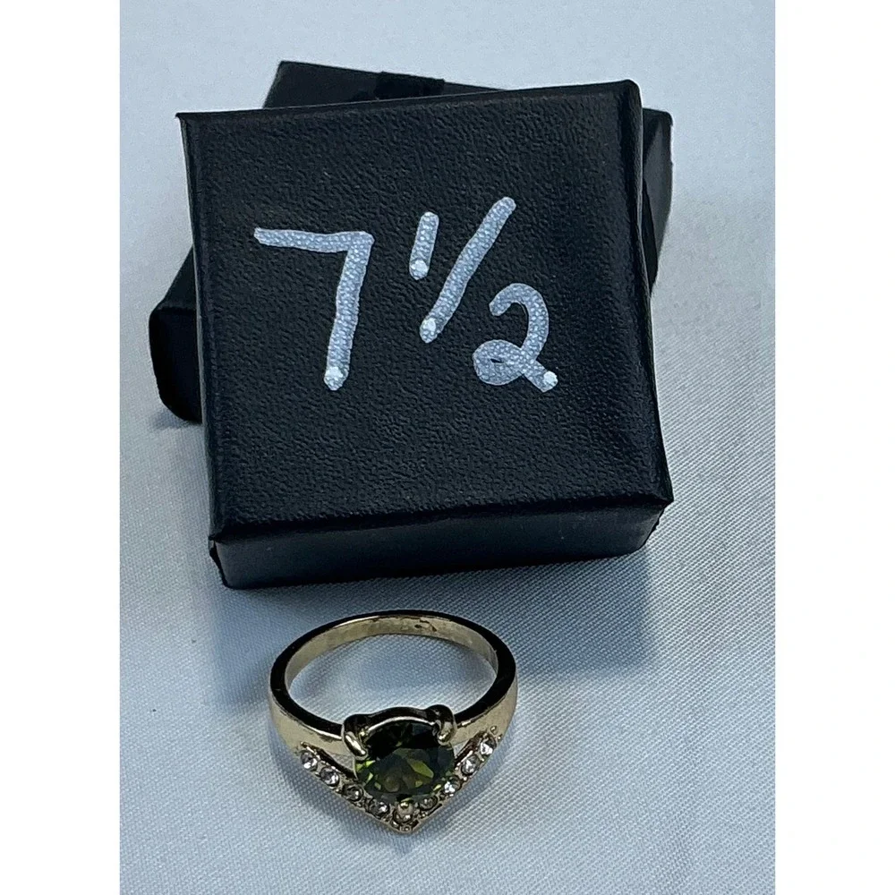 Sparkling Green Gemstone Ring Chevron Band‎ Gold Tone Women Size 7 5